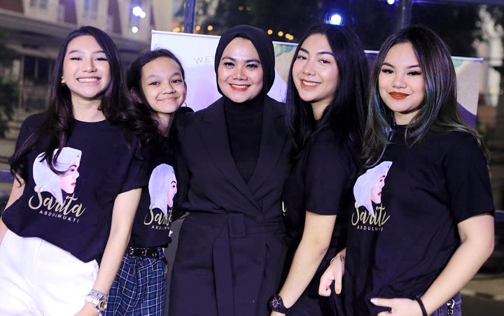 Sarita Sandingkan Foto Jadul Tanpa Hijab Dengan Keempat Putrinya, Netizen: Bibit Unggul Semua!