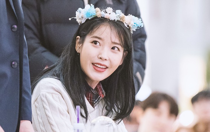 IU Rayakan Ulang Tahun Dengan Rilis Live Performance 'Eight' Versi Akustik