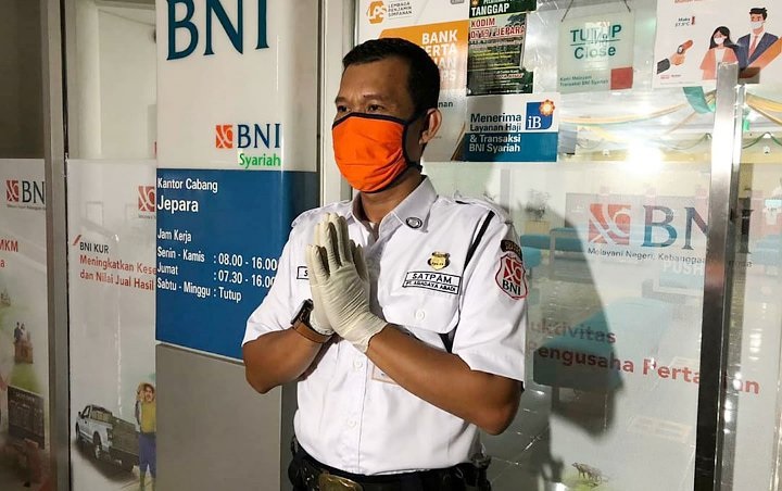 Sempat Viral, Satpam BNI yang Larang Pria Tak Bermasker Masuk ATM Diberi Penghargaan