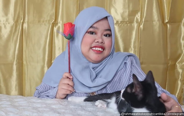 Rahmawati Kekeyi 'Ratu Supreme' Pose Cantik, Ekspresi Tegang Kucing-Ayam Peliharaan Disorot