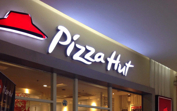Viral Pizza Hut Jualan di Pinggir Jalan Tuai Simpati, Benarkah Gegara Tak Laku Imbas Corona?