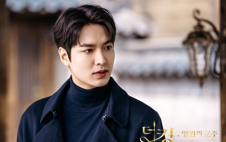 Visual Lee Min Ho Syuting 'The King: Eternal Monarch' Bikin Syok Orang Lewat
