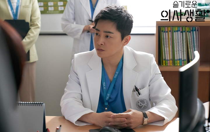 Jo Jung Suk Beber Perasaan Bintangi 'Hospital Playlist', Janji Hal Ini di Season 2