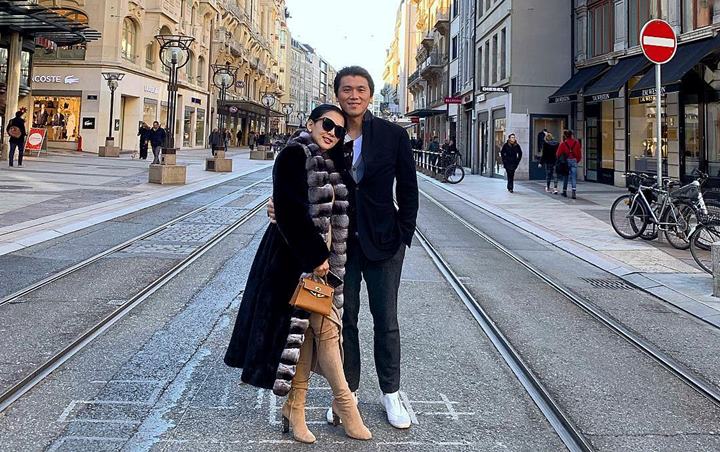 Reino Suami Syahrini Setampan Hyun Bin, Jaket Bulu-Bulu Hingga Pose Lentur Manja Bak Model Dunia