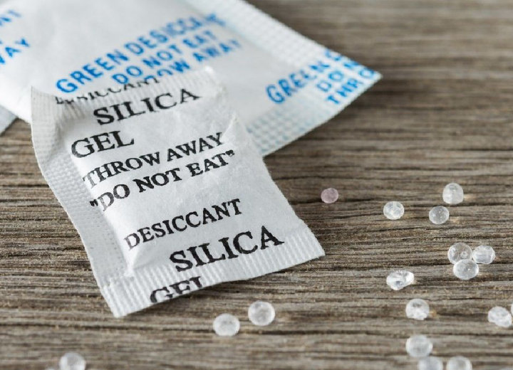 Masukkan Silica Gel atau Garam ke Dalam Toples