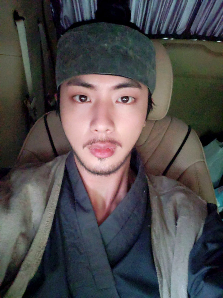 Jin BTS Perkenalkan Diri Sebagai Budak Joseon Lewat Selfie Brewokan, Tetap Ganteng?