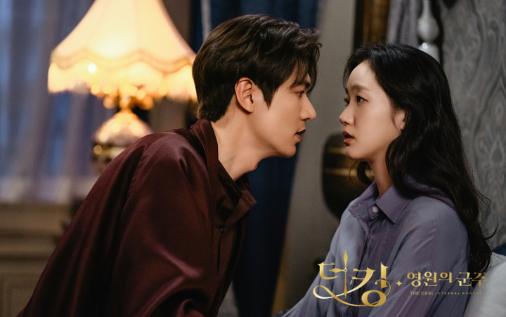 Lee Min Ho Ganas Serang Kim Go Eun Saat Syuting Ciuman Hot Leher 'The King: Eternal Monarch'