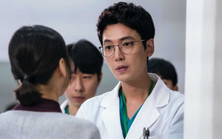 Postingan Jung Kyung Ho Kangen Syuting 'Hospital Playlist' Langsung Jadi Bahan Gosip
