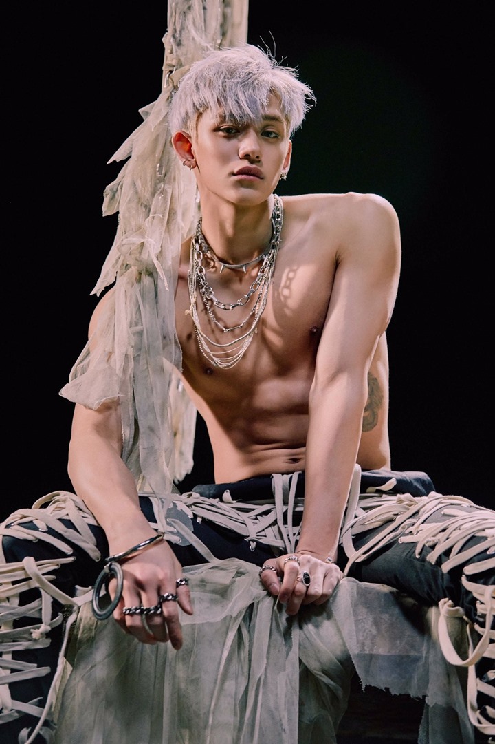 Lucas WayV Kejutkan Fans Tampil Shirtless Di Foto Teaser Comeback \'Awaken The World\'