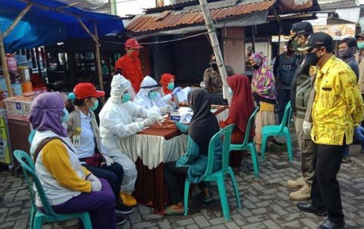 Ratusan Warga Surabaya Ikut Rapid Test Massal dan Abaikan Physical Distancing, Pemkot Buka Suara