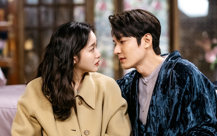 Kim Go Eun Sok Imut, Lee Min Ho Tertawa Malu-Malu Syuting 'The King: Eternal Monarch'