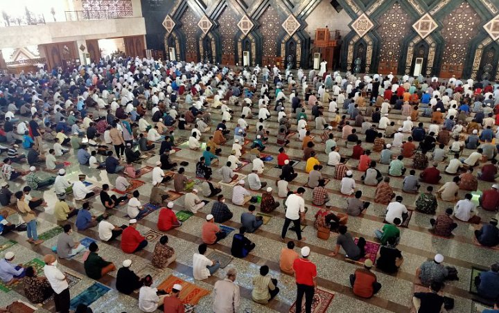 Jadi Zona Merah COVID-19, Warga Banda Aceh Tetap Gelar Salat Jumat Berjamaah Di Masjid