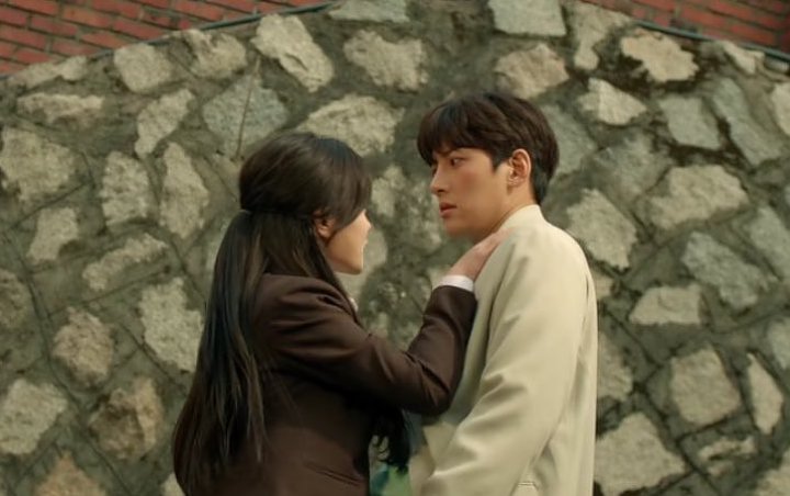 Ciuman Ji Chang Wook dan Kim Yoo Jung di Episode Perdana 'Backstreet Rookie' Diprotes Keras