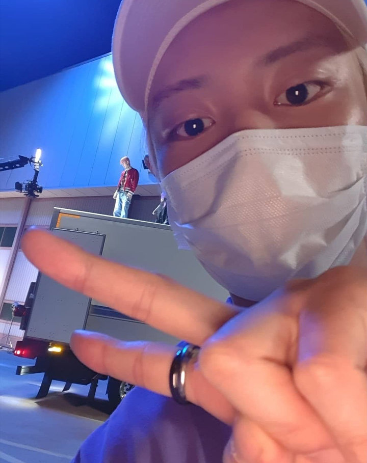 Sehun dan Chanyeol Beri Bocoran Proses Syuting MV Comeback EXO-SC Lewat Foto-Foto Ini?