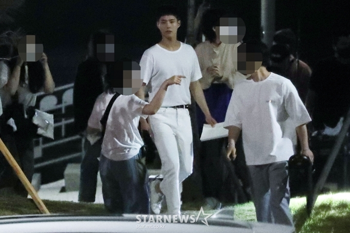 Visual Park Bo Gum Syuting \'Record of Youth\' Hasil Jepretan Media Jadi Sorotan
