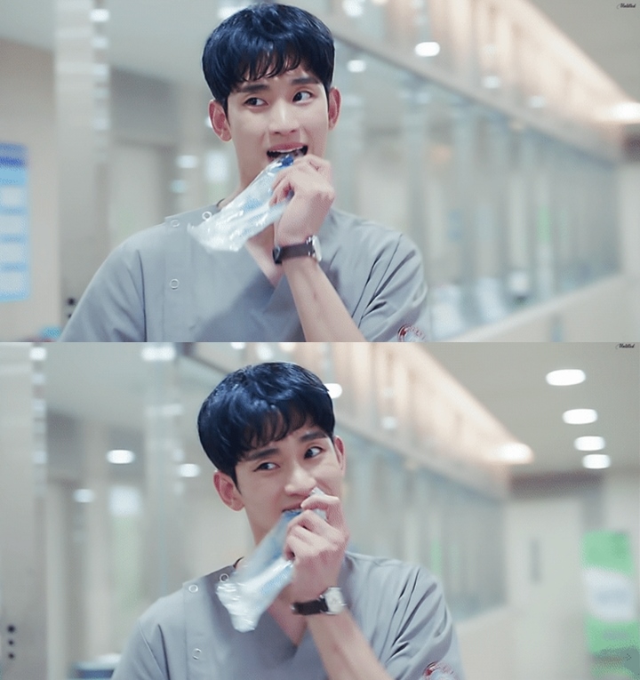 Adegan Kim Soo Hyun Robek Plastik Pakai Mulut di \'It\'s Okay To Not Be Okay\' Jadi Sorotan