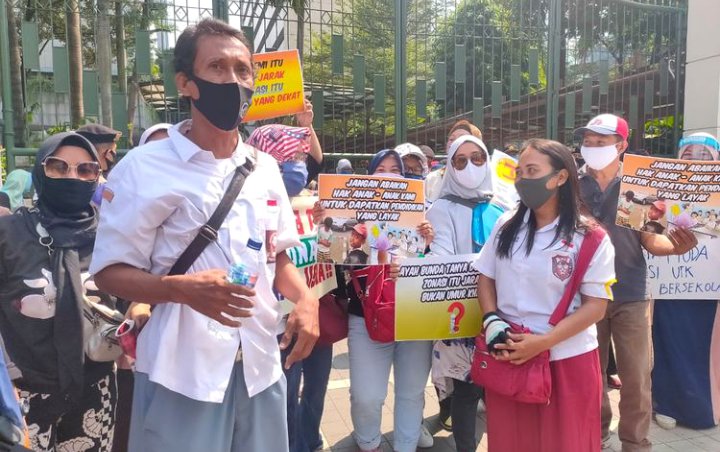 Kantor Nadiem Makarim 'Digeruduk' Ratusan Orangtua Siswa, Tuntut PPDB DKI Dibatalkan