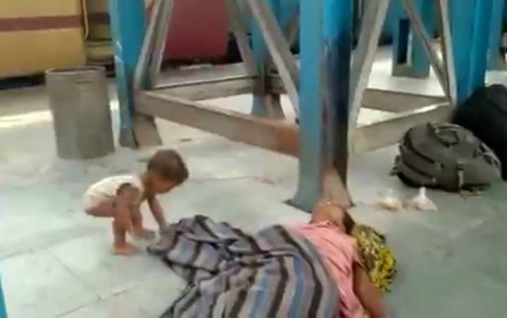 Bikin Nangis, Balita Ini Berusaha Bangunkan Ibunya yang Sudah Meninggal Diduga Kelaparan