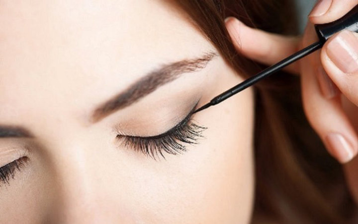 Cocok Buat Pemula, Ini 8 Rekomendasi Gel Eyeliner Berkualitas Yang Gampang Dipakai!