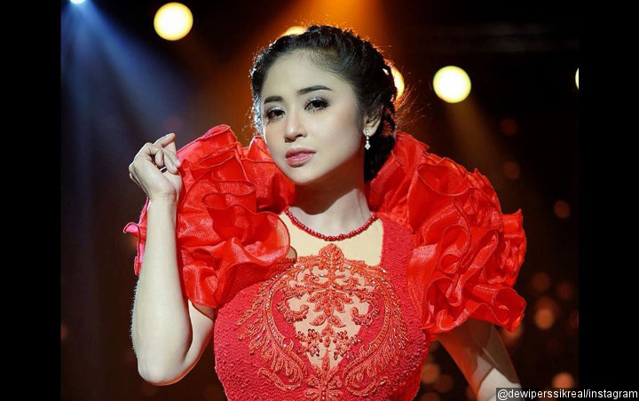 Dewi Persik Sewot hingga Sumpahi Netizen yang Tanya Alasan Tak Ajak Suami Foto Bareng