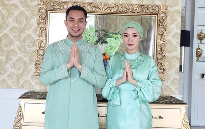 Suami Zaskia Gotik Nostalgia Nongkrong di Kaki Lima, Penampakan Cewek Lain Justru Bikin Salfok