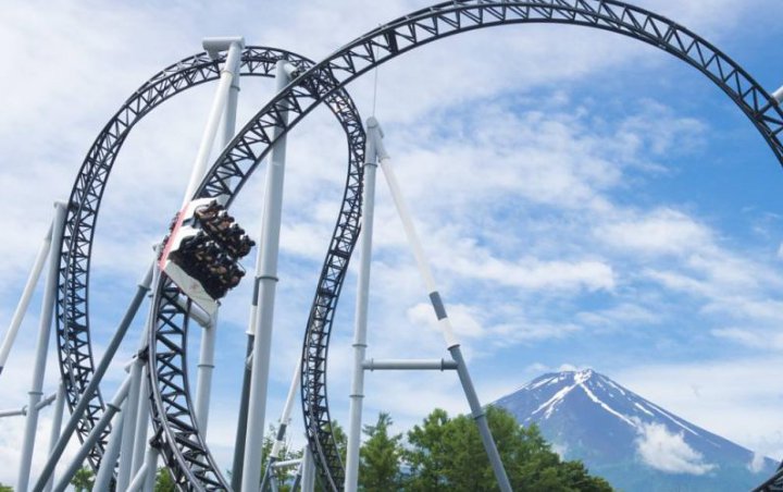 Wisata Kembali Buka, Naik Roller Coaster di Jepang Dilarang Berteriak Cegah COVID-19