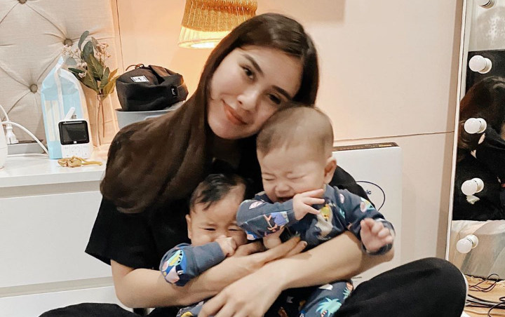 Cute Maksimal, Syahnaz Sadiqah Bagikan Potret Bayi Kembarnya Tidur Saling Peluk 'Kesayangan'