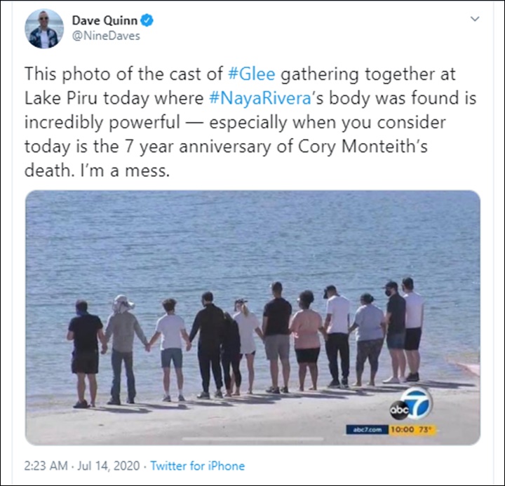 para pemain Glee bergandengan tangan di Danau Piru