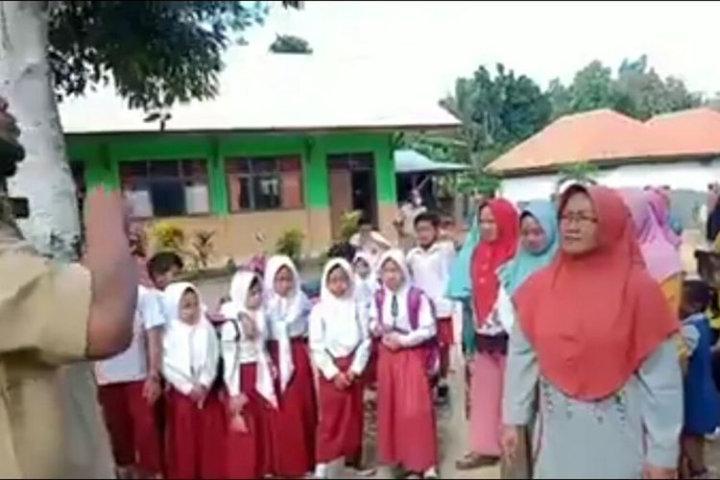 Heboh Video Emak-Emak Ajak Anak Demo di Depan SD, Desak Sekolah Kembali Dibuka