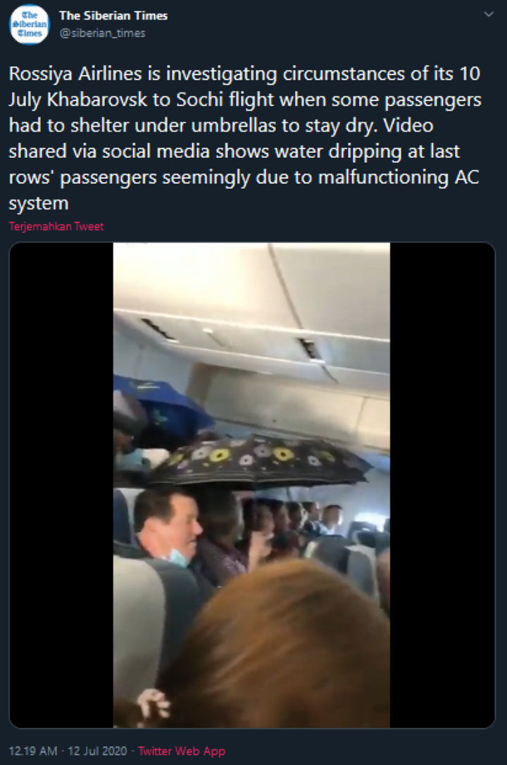Viral Video \'Hujan\' Turun di Kabin Pesawat, Para Penumpang Sampai Kompak Buka Payung