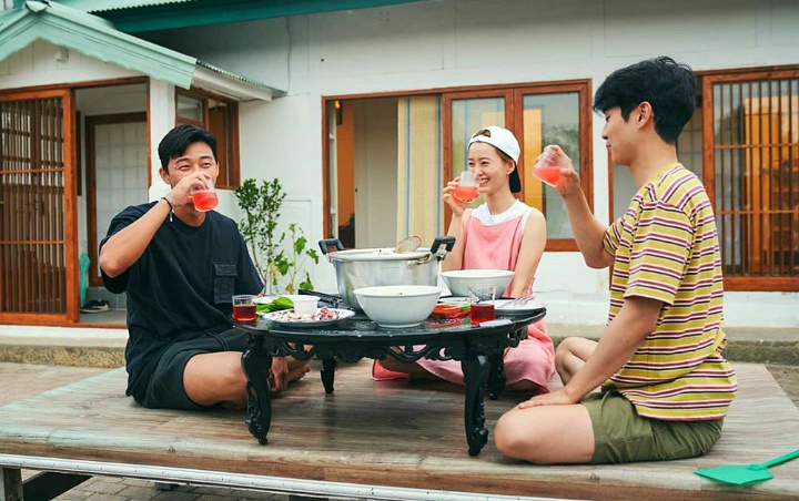 'Summer Vacation' Jung Yu Mi dan Choi Woo Shik Tuai Kontroversi, Tim Produksi Beri Penjelasan