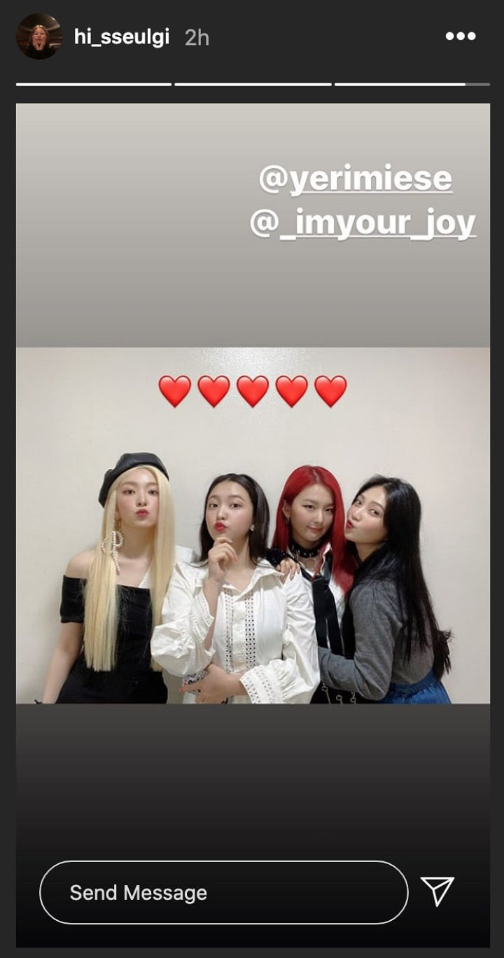 Joy dan Yeri Red Velvet Datangi Irene dan Seulgi di \'Inkigayo\', Intip Foto Gemesin di Backstage