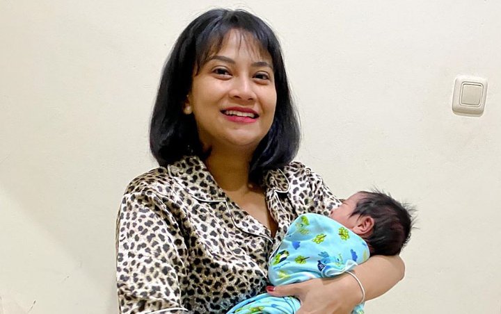 Potret Tampan Bayi Vanessa Angel Pakai Peci dan Baju Koko, Pose Senyum Bikin Meleleh