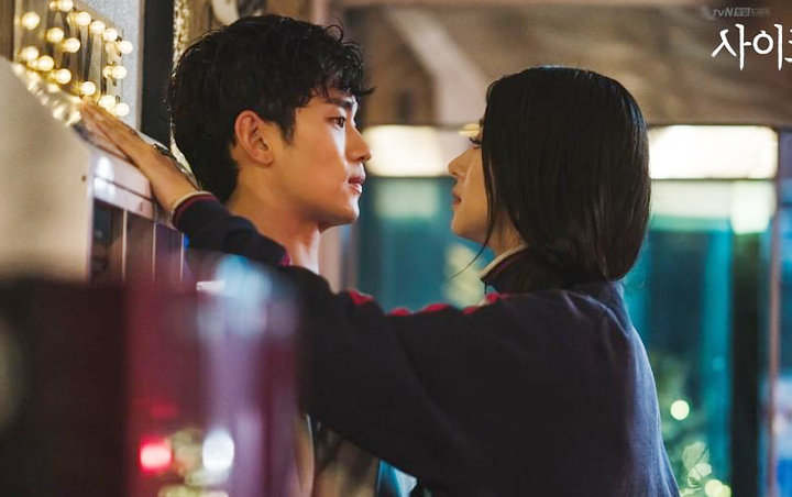 Kim Soo Hyun Bolak-Balik Peluk Seo Ye Ji Saat Syuting Adegan Emosional di 'It's Okay to Not Be Okay'