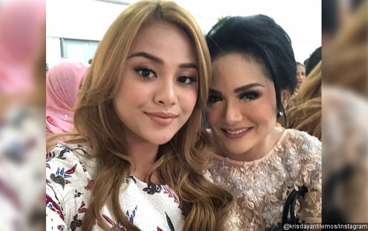 Kecantikan Krisdayanti Pakai Face Shield Terpampang Nyata, Foto Rambut Terurai Mirip Aurel?