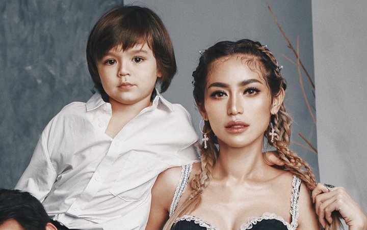 Jessica Iskandar Tulis Doa untuk Sang Putra, Tatapan Sendu El Barack Jadi Sorotan