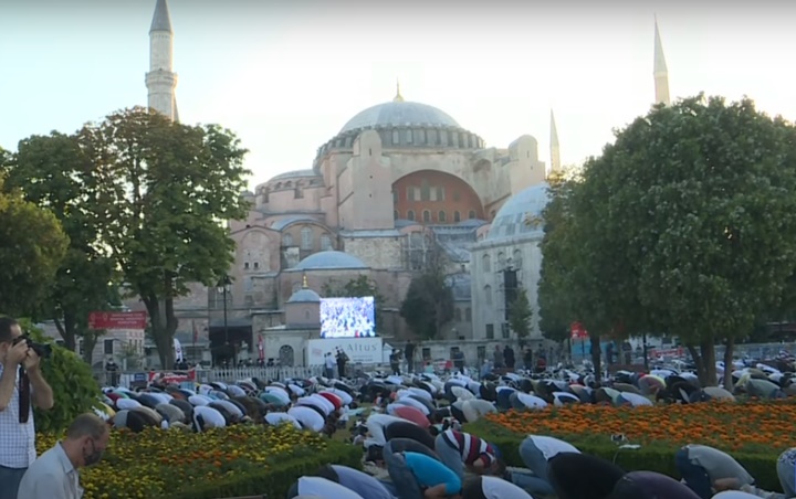 Begini Meriahnya Salat Idul Adha di Masjid Hagia Sophia, Dipenuhi Jemaah Hingga Pelataran