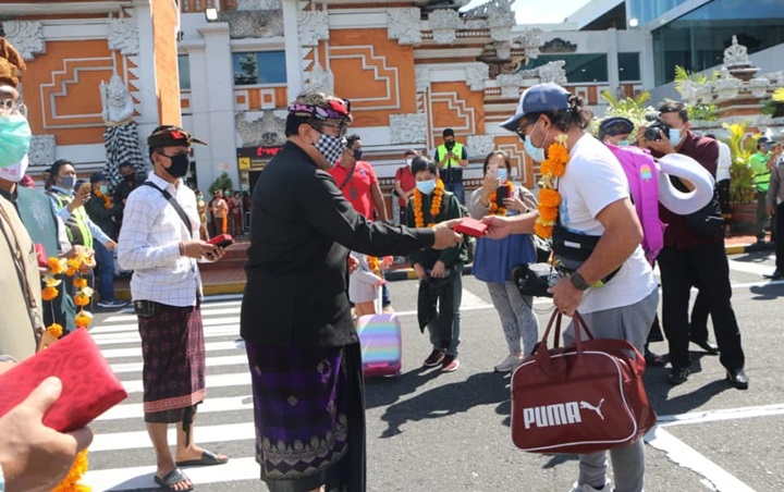Turis Domestik Perdana di Masa Pandemi Corona Disambut Wagub   Bali