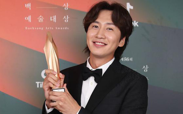 Tak Menyangka, Lee Kwang Soo Ngaku Tersedak Saat Menang Penghargaan di Baeksang Arts Awards 2020