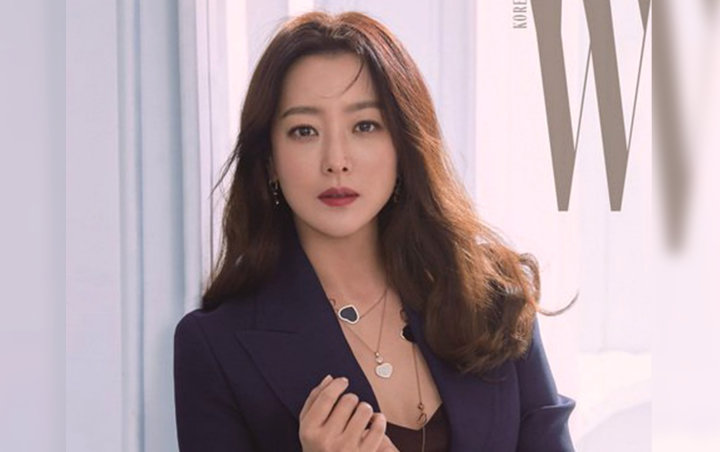 Kim Hee Sun Tampil Menawan Sebagai Ilmuwan Jenius, Kemampuan Akting Tuai Pujian dari Staf 'Alice'