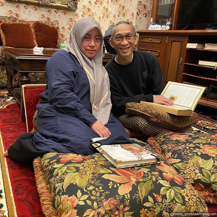 Melly Goeslaw dan Anto Hoed Mengaji Bersama