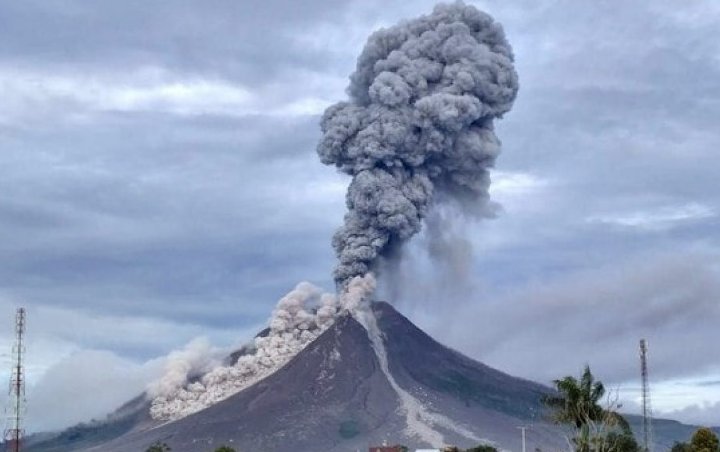 'Gunung Sinabung' Trending Usai Kembali Erupsi, Karo Sumut Mendadak Gelap Imbas Abu Vulkanik