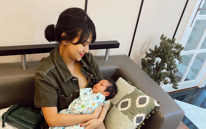 Vanessa Angel Turuti Saran Obati Sang Bayi dengan Air Ludahnya, Picu Protes