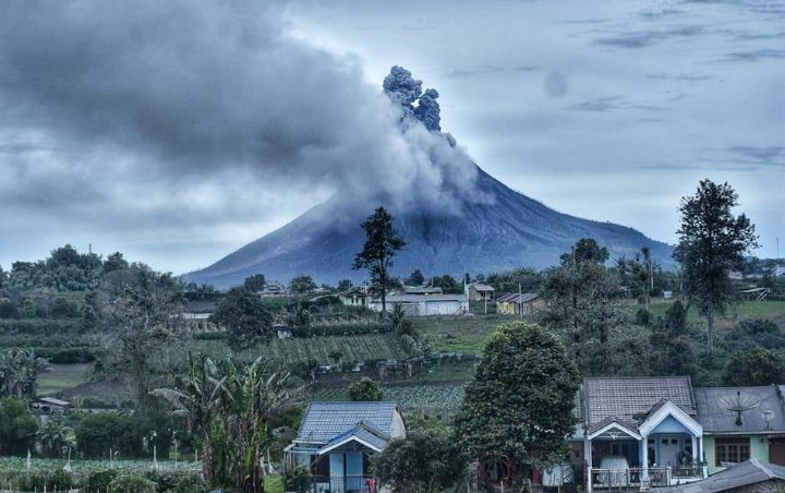 Abu Vulkanik Meningkat Diduga Jadi Pemicu Hujan Es di Sekitar Gunung Sinabung 