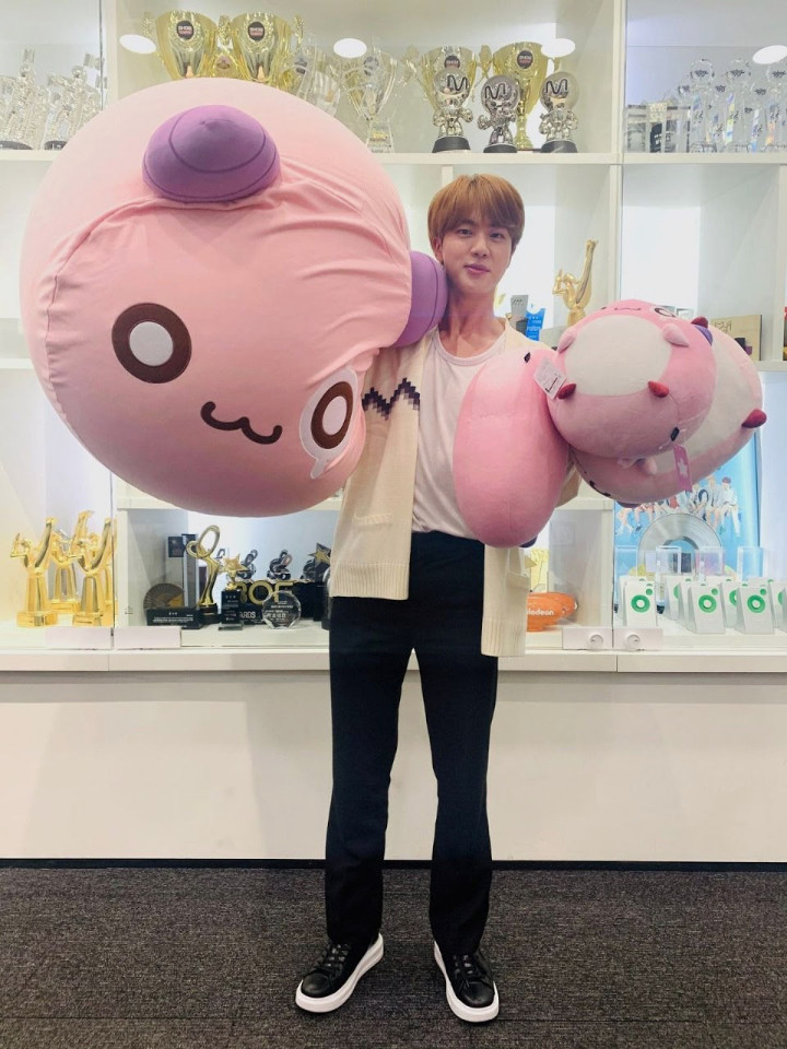 Jin BTS Pamer Boneka Raksasa Maple Story