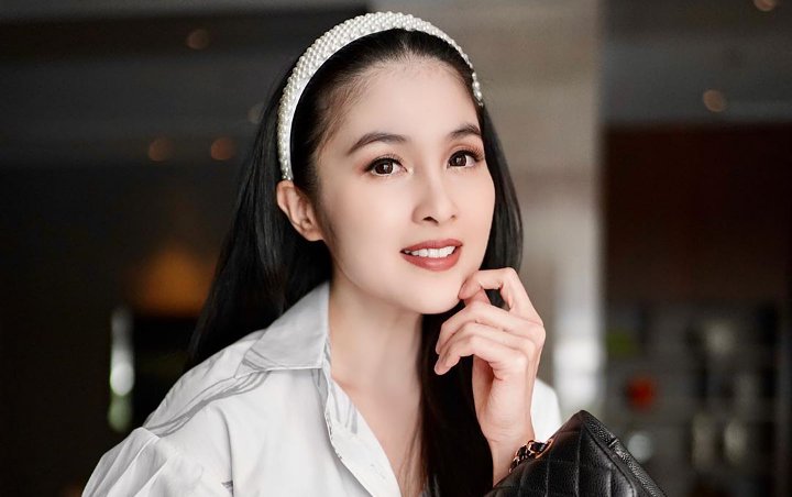 ABG Banget, Gaya Cantik Sandra Dewi di Akhir Bulan Sambil Pamer Kaki Putih Mulus Bikin Iri