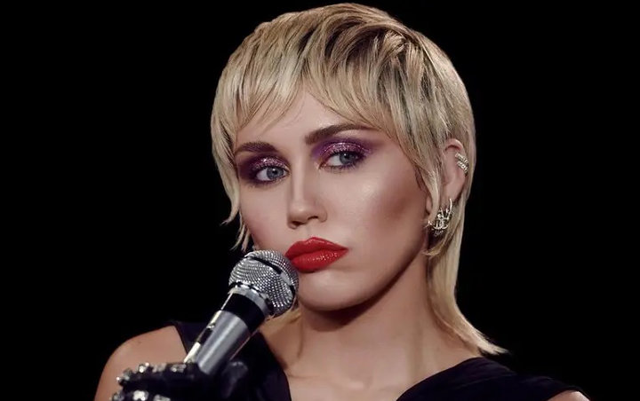 MTV VMA 2020: Miley Cyrus Melet Pamer Daleman-Dress Terawang, Aksi Gelantungan Bikin Heboh