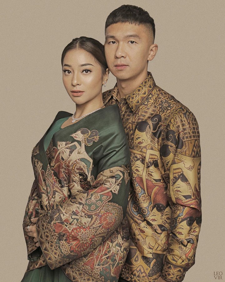 Potret Nikita dan Indra Mengenakan Batik Wayang