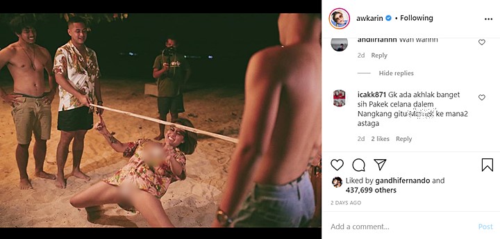 Celana Dalam Awkarin Tersingkap Saat Asik Main, Netter Sebut Gak Ada Akhlak