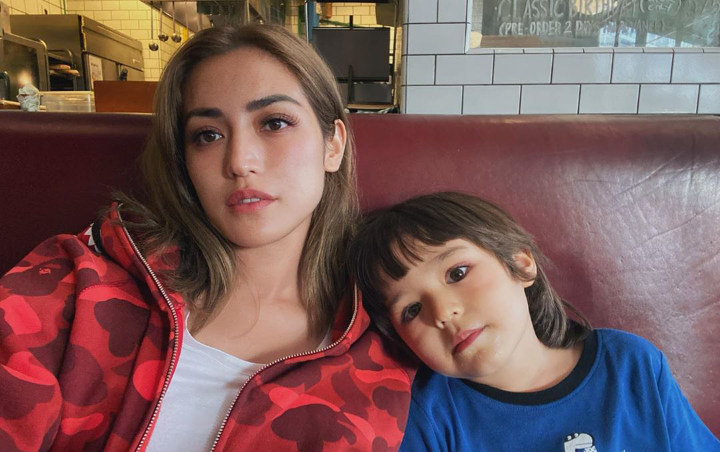 El Barack Pengin Punya Adik, Jessica Iskandar Bakal Adopsi Bocah Laki-Laki Ini?